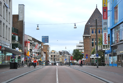 804748 Gezicht op de Lange Viestraat te Utrecht, met in het verlengde de Potterstraat.